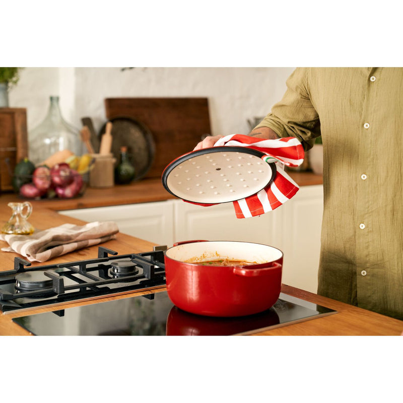 Cocotte de Hierro Fundido Ø24 cm Color Rojo Pomodoro Modelo Bellamonte - BALLARINI - Image 6