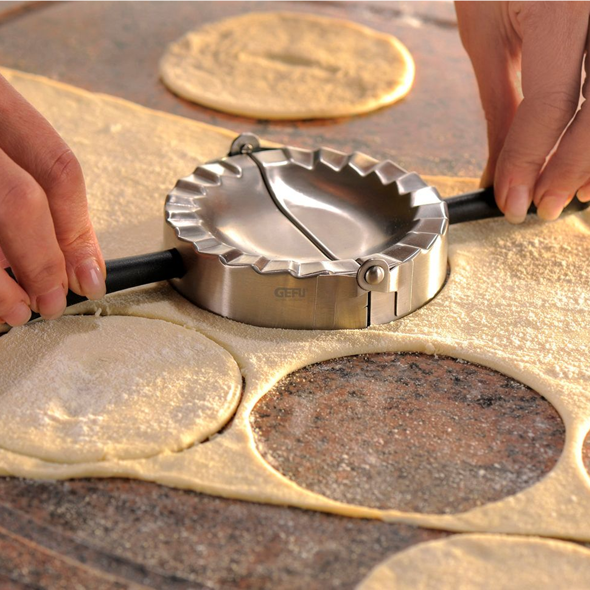 Molde Para Empanadas / Ravioles En Forma Semiesfera Modelo Ravenna - GEFU - Gallery 3