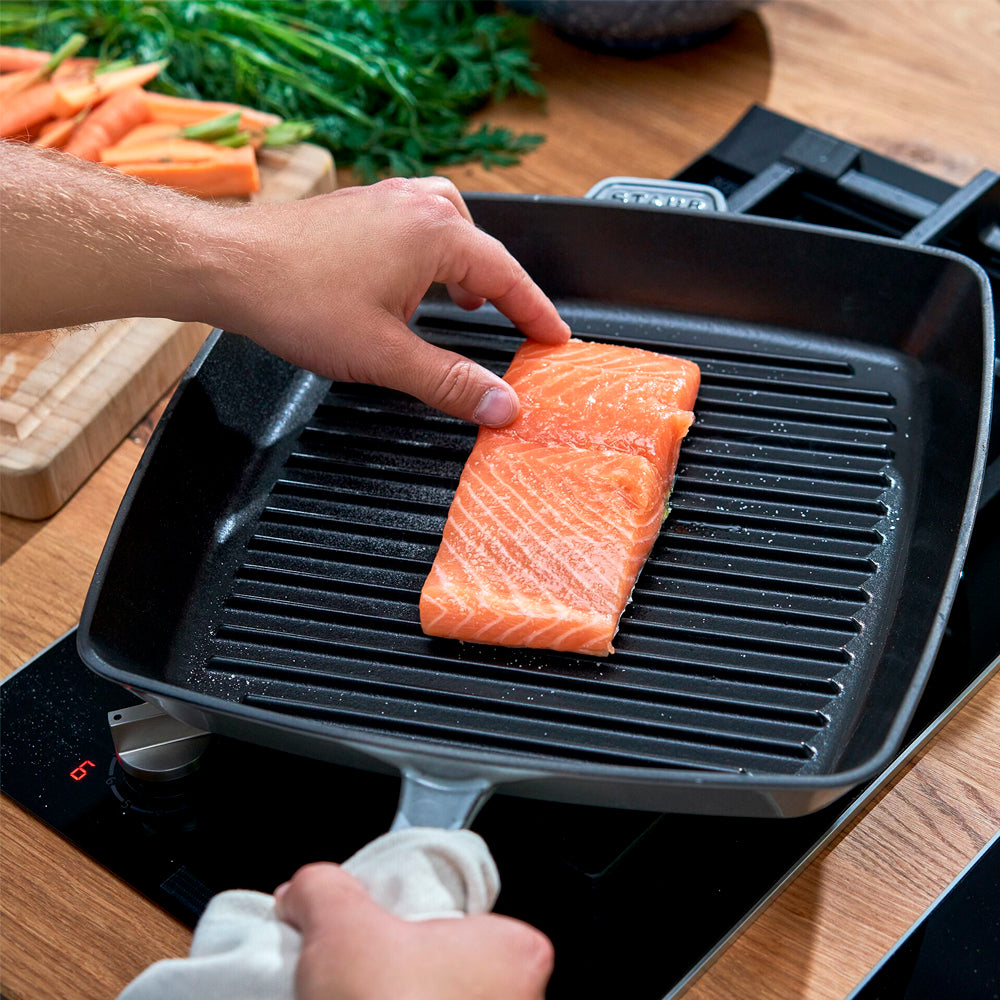 Grill Americano de Hierro Fundido de 26 cm Color Gris - STAUB - Gallery 3